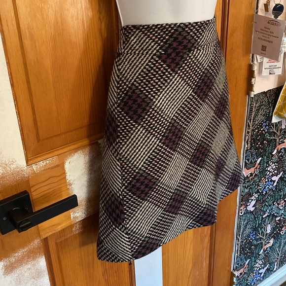 3/$15 - LOFT skirt - Size 6 (Fits like a Size 8) - Picture 3 of 10